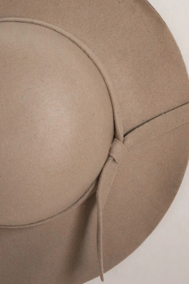 Fall Breeze Floppy Hat in Beige