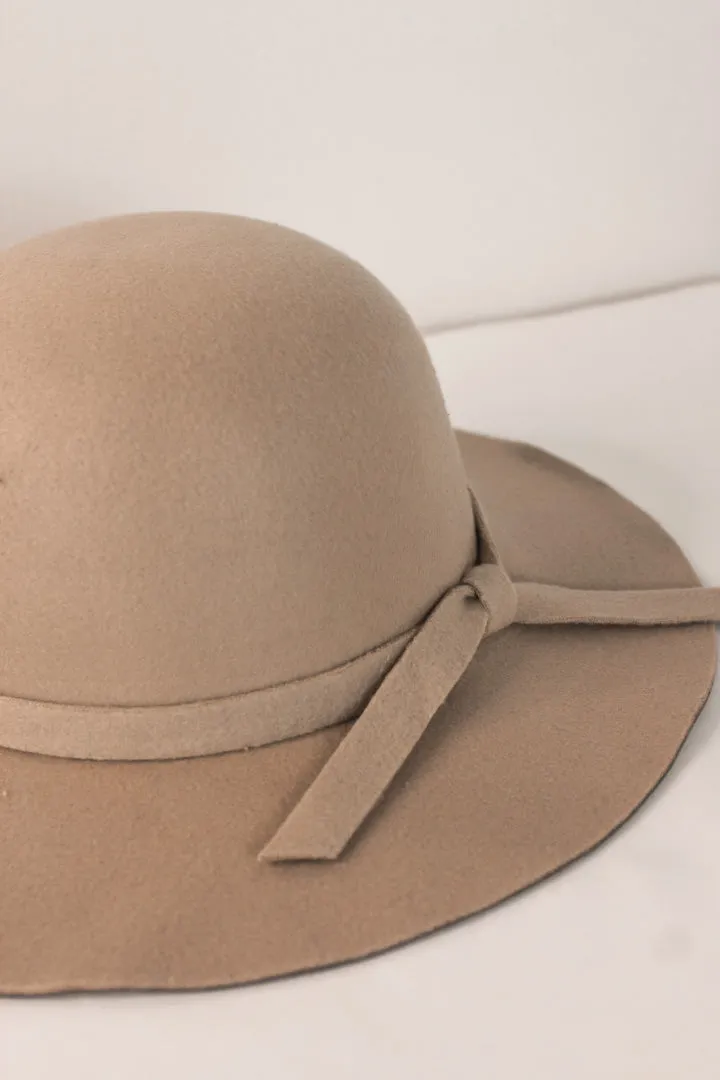 Fall Breeze Floppy Hat in Beige