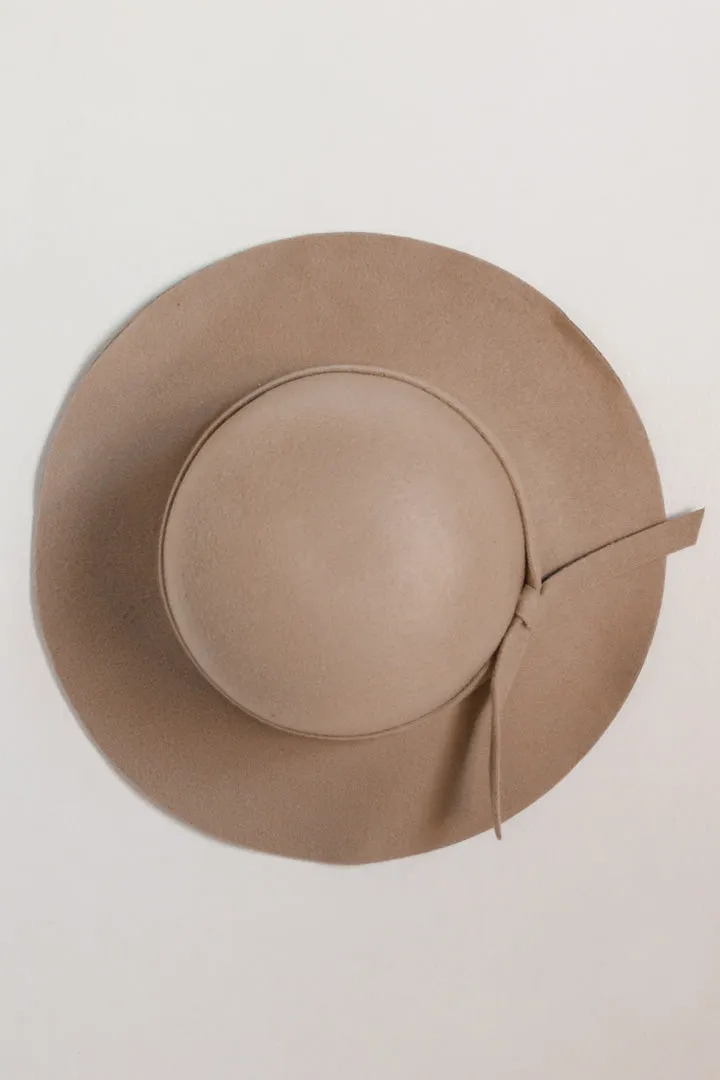 Fall Breeze Floppy Hat in Beige